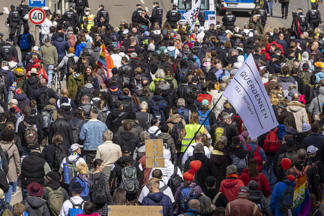 Querdenker und andere Gegner der Pandemie-Einschränkungen haben in Stuttgart ohne Abstand und weitgehend ohne Schutzmaske demonstriert. Mindestens vier Demos mit 2500 Teilnehmern waren angemeldet, gekommen waren aber weit mehr. Hier der Zug der Demonstranten durch die Innenstadt über die B10 B14 zum offiziellen Versammlungsort, dem Cannstatter Wasen. 03.04.2021: Europa, DEU, Deutschland, Baden-Württemberg, Stuttgart.