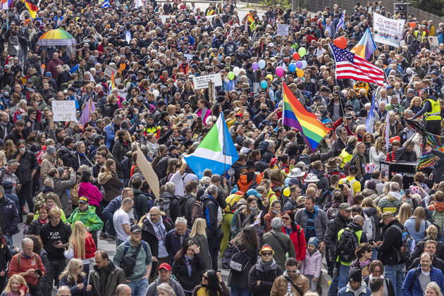 Querdenker und andere Gegner der Pandemie-Einschränkungen haben in Stuttgart ohne Abstand und weitgehend ohne Schutzmaske demonstriert. Mindestens vier Demos mit 2500 Teilnehmern waren angemeldet, gekommen waren aber weit mehr. Hier der Zug der Demonstranten durch die Innenstadt über die B10 B14 zum offiziellen Versammlungsort, dem Cannstatter Wasen. 03.04.2021: Europa, DEU, Deutschland, Baden-Württemberg, Stuttgart.