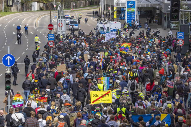 Querdenker und andere Gegner der Pandemie-Einschränkungen haben in Stuttgart ohne Abstand und weitgehend ohne Schutzmaske demonstriert. Mindestens vier Demos mit 2500 Teilnehmern waren angemeldet, gekommen waren aber weit mehr. Hier der Zug der Demonstranten durch die Innenstadt über die B10 B14 zum offiziellen Versammlungsort, dem Cannstatter Wasen. 03.04.2021: Europa, DEU, Deutschland, Baden-Württemberg, Stuttgart.