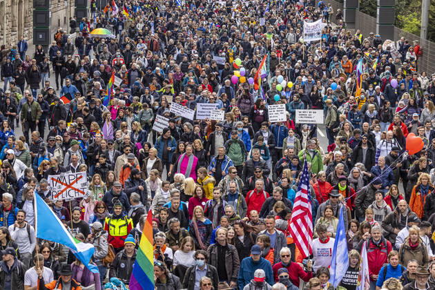 Querdenker und andere Gegner der Pandemie-Einschränkungen haben in Stuttgart ohne Abstand und weitgehend ohne Schutzmaske demonstriert. Mindestens vier Demos mit 2500 Teilnehmern waren angemeldet, gekommen waren aber weit mehr. Hier der Zug der Demonstranten durch die Innenstadt über die B10 B14 zum offiziellen Versammlungsort, dem Cannstatter Wasen. 03.04.2021: Europa, DEU, Deutschland, Baden-Württemberg, Stuttgart.