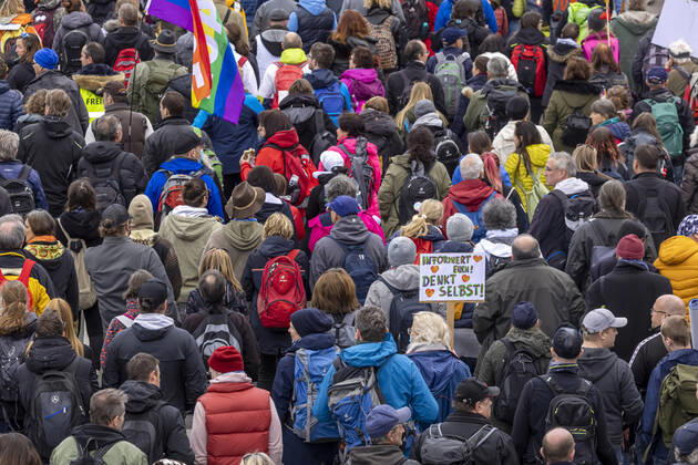 Querdenker und andere Gegner der Pandemie-Einschränkungen haben in Stuttgart ohne Abstand und weitgehend ohne Schutzmaske demonstriert. Mindestens vier Demos mit 2500 Teilnehmern waren angemeldet, gekommen waren aber weit mehr. Hier der Zug der Demonstranten durch die Innenstadt über die B10 B14 zum offiziellen Versammlungsort, dem Cannstatter Wasen. 03.04.2021: Europa, DEU, Deutschland, Baden-Württemberg, Stuttgart.
