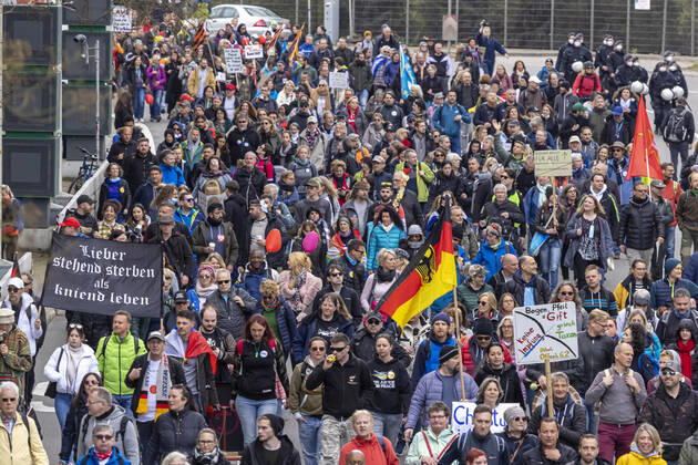 Querdenker und andere Gegner der Pandemie-Einschränkungen haben in Stuttgart ohne Abstand und weitgehend ohne Schutzmaske demonstriert. Mindestens vier Demos mit 2500 Teilnehmern waren angemeldet, gekommen waren aber weit mehr. Hier der Zug der Demonstranten durch die Innenstadt über die B10 B14 zum offiziellen Versammlungsort, dem Cannstatter Wasen. 03.04.2021: Europa, DEU, Deutschland, Baden-Württemberg, Stuttgart.