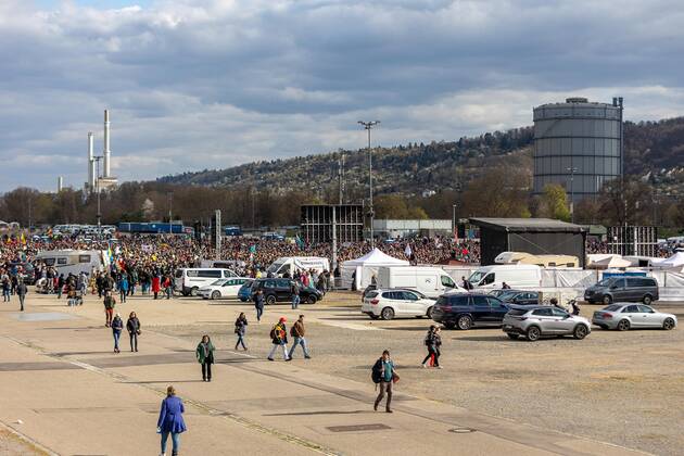Stuttgart Querdenken 711: Demo auf Cannstatter Wasen, Stuttgart, 03.04.2021, Querdenken 711: Demo auf Cannstatter Wasen, Stuttgart Bad Cannstatt, Demonstrante mit Plakate, 03.04.2021, Copyright: xEIBENR DROFITSCHx EP_ddh