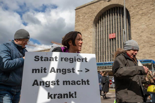 Stuttgart Querdenken 711: Demo auf Cannstatter Wasen, Stuttgart, 03.04.2021, Querdenken 711: Demo auf Cannstatter Wasen, Stuttgart, Demonstrante mit Plakate, Staat regiert mit Angst, Angst macht Krank, 03.04.2021, Copyright: xEIBENR DROFITSCHx EP_ddh
