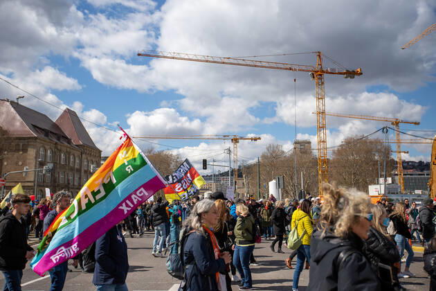 Stuttgart Querdenken 711: Demo auf Cannstatter Wasen, Stuttgart, 03.04.2021, Querdenken 711: Demo auf Cannstatter Wasen, Stuttgart, Demonstrante mit Plakate, 03.04.2021, Copyright: xEIBENR DROFITSCHx EP_ddh
