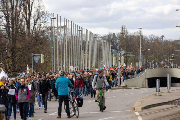 Stuttgart Querdenken 711: Demo auf Cannstatter Wasen, Stuttgart, 03.04.2021, Querdenken 711: Demo auf Cannstatter Wasen, Stuttgart Bad Cannstatt, Demonstrante mit Plakate, 03.04.2021, Copyright: xEIBENR DROFITSCHx EP_ddh