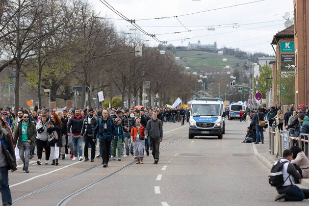 Stuttgart Querdenken 711: Demo auf Cannstatter Wasen, Stuttgart, 03.04.2021, Querdenken 711: Demo auf Cannstatter Wasen, Stuttgart Bad Cannstatt, Demonstrante mit Plakate, 03.04.2021, Copyright: xEIBENR DROFITSCHx EP_ddh