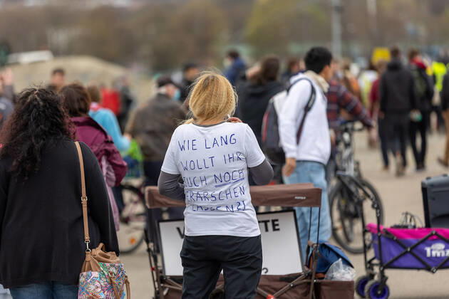 Stuttgart Querdenken 711: Demo auf Cannstatter Wasen, Stuttgart, 03.04.2021, Querdenken 711: Demo auf Cannstatter Wasen, Stuttgart Bad Cannstatt, Wie lang wollt ihr euch verarschen lassen, 03.04.2021, Copyright: xEIBENR DROFITSCHx EP_ddh