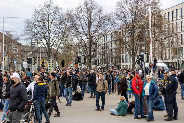 Stuttgart Querdenken 711: Demo auf Cannstatter Wasen, Stuttgart, 03.04.2021, Querdenken 711: Demo auf Cannstatter Wasen, Stuttgart Bad Cannstatt, Demonstrante mit Plakate, 03.04.2021, Copyright: xEIBENR DROFITSCHx EP_ddh