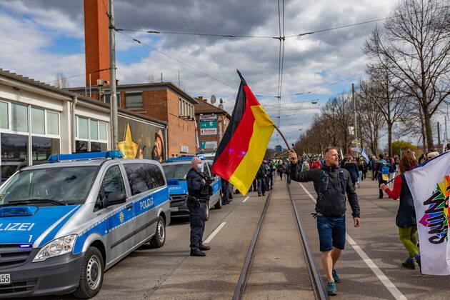 Stuttgart Querdenken 711: Demo auf Cannstatter Wasen, Stuttgart, 03.04.2021, Querdenken 711: Demo auf Cannstatter Wasen, Stuttgart, Polizei in der Mercedesstrasse, Demonstrante mit Plakate, 03.04.2021, Copyright: xEIBENR DROFITSCHx EP_ddh