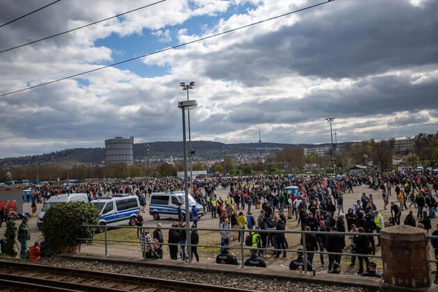 Stuttgart Querdenken 711: Demo auf Cannstatter Wasen, Stuttgart, 03.04.2021, Querdenken 711: Demo auf Cannstatter Wasen, Stuttgart, Polizei, Demonstrante mit Plakate, 03.04.2021, Copyright: xEIBENR DROFITSCHx EP_ddh