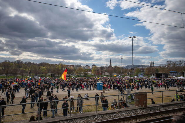 Stuttgart Querdenken 711: Demo auf Cannstatter Wasen, Stuttgart, 03.04.2021, Querdenken 711: Demo auf Cannstatter Wasen, Stuttgart, Demonstrante mit Plakate, 03.04.2021, Copyright: xEIBENR DROFITSCHx EP_ddh