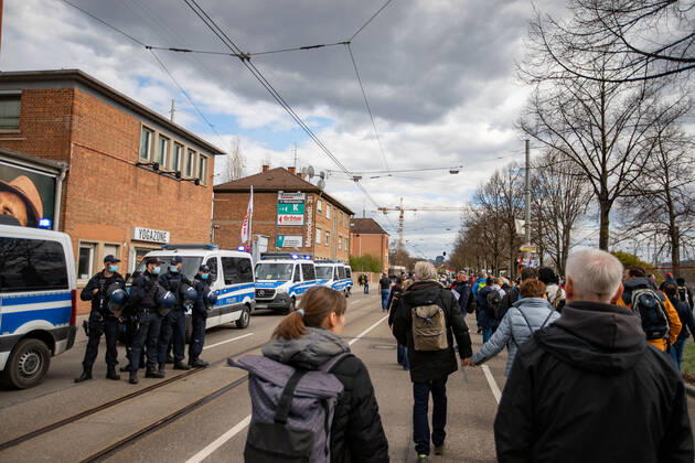 Stuttgart Querdenken 711: Demo auf Cannstatter Wasen, Stuttgart, 03.04.2021, Querdenken 711: Demo auf Cannstatter Wasen, Stuttgart, Polizei in der Mercedesstrasse, Demonstrante mit Plakate, 03.04.2021, Copyright: xEIBENR DROFITSCHx EP_ddh