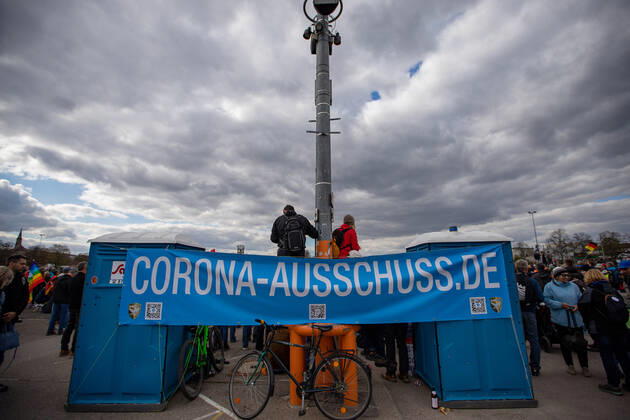 Stuttgart Querdenken 711: Demo auf Cannstatter Wasen, Stuttgart, 03.04.2021, Querdenken 711: Demo auf Cannstatter Wasen, Stuttgart, Plakat, Corona-Ausschuss.de, 03.04.2021, Copyright: xEIBENR DROFITSCHx EP_ddh