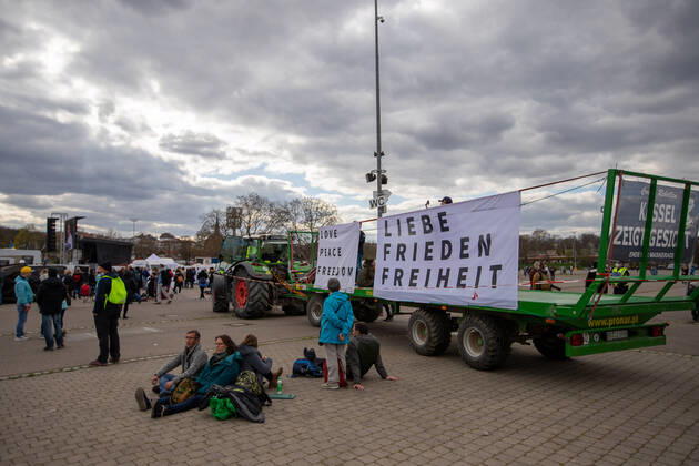 Stuttgart Querdenken 711: Demo auf Cannstatter Wasen, Stuttgart, 03.04.2021, Querdenken 711: Demo auf Cannstatter Wasen, Stuttgart, Liebe, Frieden, Freiheit, Plakat, 03.04.2021, Copyright: xEIBENR DROFITSCHx EP_ddh