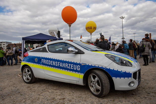Stuttgart Querdenken 711: Demo auf Cannstatter Wasen, Stuttgart, 03.04.2021, Querdenken 711: Demo auf Cannstatter Wasen, Stuttgart, Friedensfahrzeug, 03.04.2021, Copyright: xEIBENR DROFITSCHx EP_ddh