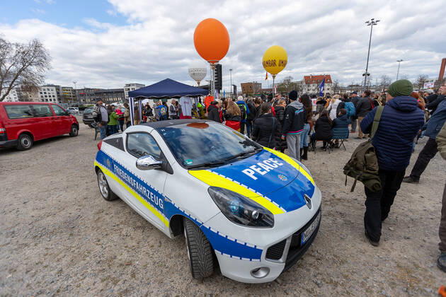 Stuttgart Querdenken 711: Demo auf Cannstatter Wasen, Stuttgart, 03.04.2021, Querdenken 711: Demo auf Cannstatter Wasen, Stuttgart, Friedensfahrzeug, Peace, 03.04.2021, Copyright: xEIBENR DROFITSCHx EP_ddh