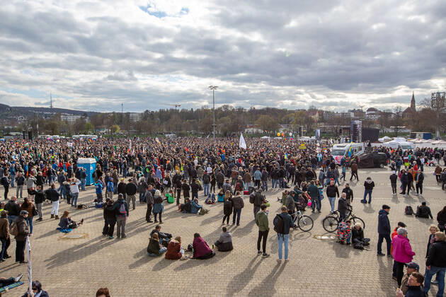 Stuttgart Querdenken 711: Demo auf Cannstatter Wasen, Stuttgart, 03.04.2021, Querdenken 711: Demo auf Cannstatter Wasen, Stuttgart, Demonstrante mit Plakate, 03.04.2021, Copyright: xEIBENR DROFITSCHx EP_ddh