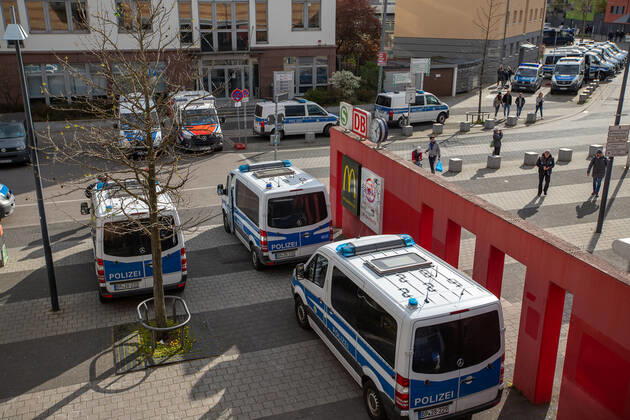 Stuttgart Querdenken 711: Demo auf Cannstatter Wasen, Stuttgart, 03.04.2021, Querdenken 711: Demo auf Cannstatter Wasen, Stuttgart, Bahnhof Bad Cannstatt, Polizei, 03.04.2021, Copyright: xEIBENR DROFITSCHx EP_ddh