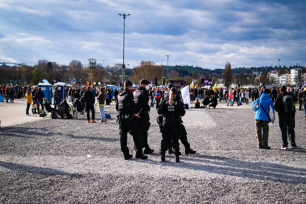 Demonstration gegen Corona Auflagen in Stuttgart 03.04.2021 Stuttgart Teilnehmer bei einer Kundgebung gegen die Corona Auflagen auf dem Cannstatter Wasen in Stuttgart. Polizisten beobachten die Szene. Kassel Hessen Deutschland