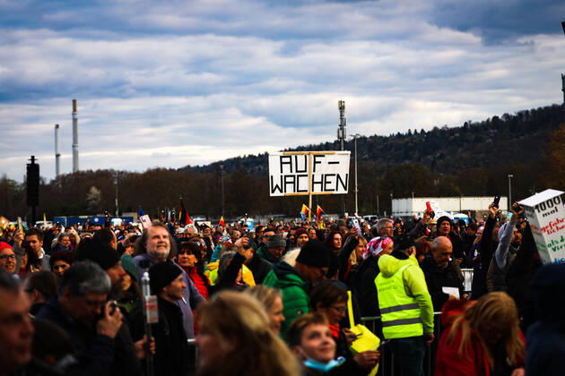 Demonstration gegen Corona Auflagen in Stuttgart 03.04.2021 Stuttgart Teilnehmer bei einer Kundgebung gegen die Corona Auflagen auf dem Cannstatter Wasen in Stuttgart. Auf dem Schild steht: AUFWACHEN. Kassel Hessen Deutschland