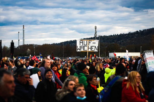 Demonstration gegen Corona Auflagen in Stuttgart 03.04.2021 Stuttgart Teilnehmer bei einer Kundgebung gegen die Corona Auflagen auf dem Cannstatter Wasen in Stuttgart. Auf dem Schild steht: AUFWACHEN. Kassel Hessen Deutschland