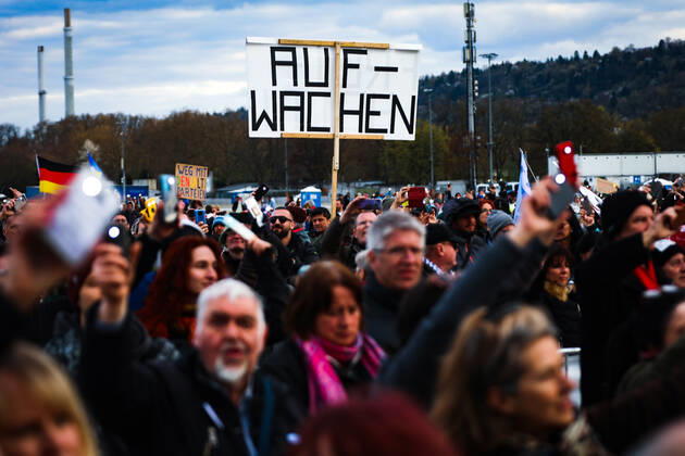 Demonstration gegen Corona Auflagen in Stuttgart 03.04.2021 Stuttgart Teilnehmer bei einer Kundgebung gegen die Corona Auflagen auf dem Cannstatter Wasen in Stuttgart. Auf dem Schild steht: AUFWACHEN. Kassel Hessen Deutschland