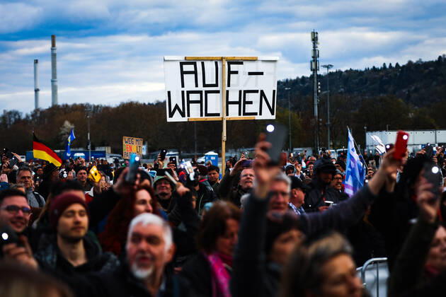 News Bilder des Tages Demonstration gegen Corona Auflagen in Stuttgart 03.04.2021 Stuttgart Teilnehmer bei einer Kundgebung gegen die Corona Auflagen auf dem Cannstatter Wasen in Stuttgart. Auf dem Schild steht: AUFWACHEN. Kassel Hessen Deutschland