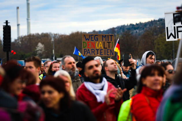 Demonstration gegen Corona Auflagen in Stuttgart 03.04.2021 Stuttgart Teilnehmer bei einer Kundgebung gegen die Corona Auflagen auf dem Cannstatter Wasen in Stuttgart. Auf dem Schild steht: WEG MIT DEN (ALT) PARTEIEN. Kassel Hessen Deutschland