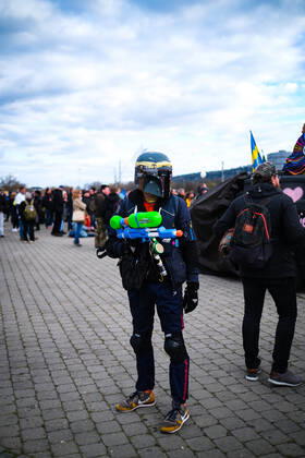 Demonstration gegen Corona Auflagen in Stuttgart 03.04.2021 Stuttgart Teilnehmer bei einer Kundgebung gegen die Corona Auflagen auf dem Cannstatter Wasen in Stuttgart. Ein Teilnehmer mit futuristischen Kampfanzug. Kassel Hessen Deutschland