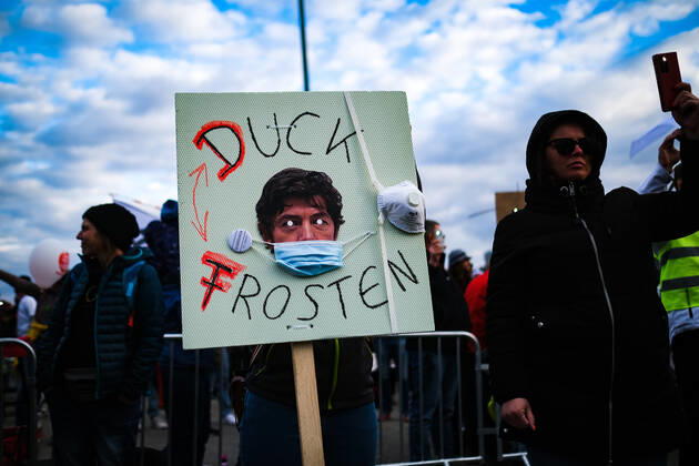 Demonstration gegen Corona Auflagen in Stuttgart 03.04.2021 Stuttgart Teilnehmer bei einer Kundgebung gegen die Corona Auflagen auf dem Cannstatter Wasen in Stuttgart. Auf dem Schild steht: DUCK FROSTEN. Kassel Hessen Deutschland