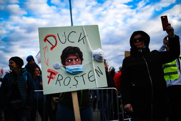 Demonstration gegen Corona Auflagen in Stuttgart 03.04.2021 Stuttgart Teilnehmer bei einer Kundgebung gegen die Corona Auflagen auf dem Cannstatter Wasen in Stuttgart. Auf dem Schild steht: DUCK FROSTEN. Kassel Hessen Deutschland