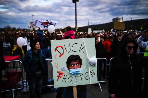 Demonstration gegen Corona Auflagen in Stuttgart 03.04.2021 Stuttgart Teilnehmer bei einer Kundgebung gegen die Corona Auflagen auf dem Cannstatter Wasen in Stuttgart. Auf dem Schild steht: DUCK FROSTEN. Kassel Hessen Deutschland