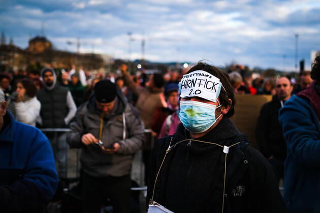Demonstration gegen Corona Auflagen in Stuttgart 03.04.2021 Stuttgart Teilnehmer bei einer Kundgebung gegen die Corona Auflagen auf dem Cannstatter Wasen in Stuttgart. Auf der Maske steht: HIRNFICK 2.0 Kassel Hessen Deutschland