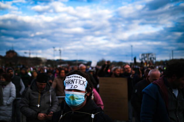 Demonstration gegen Corona Auflagen in Stuttgart 03.04.2021 Stuttgart Teilnehmer bei einer Kundgebung gegen die Corona Auflagen auf dem Cannstatter Wasen in Stuttgart. Auf der Maske steht: HIRNFICK 2.0 Kassel Hessen Deutschland