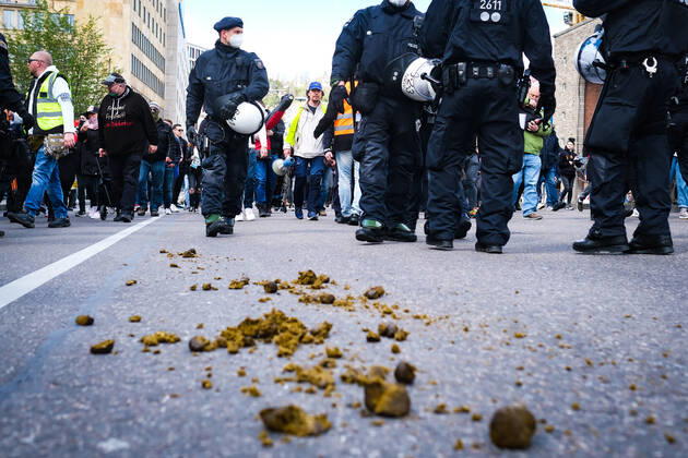 Demonstration gegen Corona Auflagen in Stuttgart 03.04.2021 Stuttgart Teilnehmer bei einer Kundgebung gegen die Corona Auflagen vor dem Hauptbahnhof in der Stuttgarter Innenstadt. Kassel Hessen Deutschland