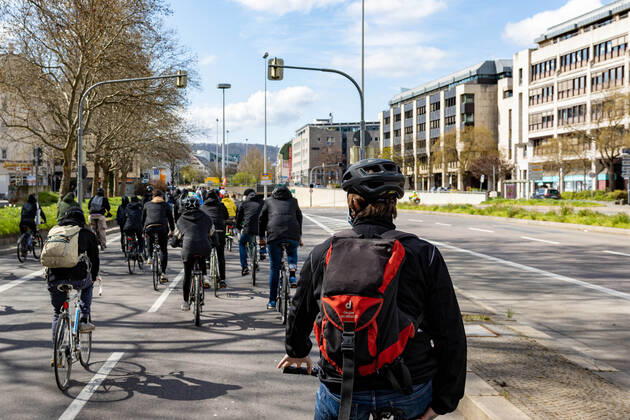 Demonstration von Querdenken 711 in Stuttgart 03.04.2021 Unter dem Motto: Das Jahr der Freiheit - Grundrechte sind nicht verhandelbar. demonstrieren Anhänger der Querdenken-Bewegung in Stuttgart. Gegendemonstranten versuchen auf Fahrrädern und zu Fuß die Demonstrationen zu blockieren.