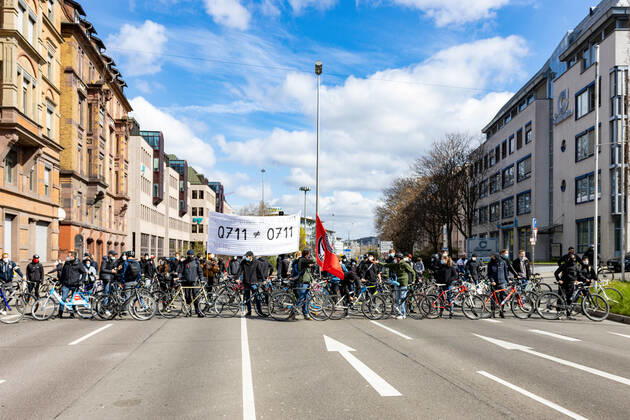 Demonstration von Querdenken 711 in Stuttgart 03.04.2021 Unter dem Motto: Das Jahr der Freiheit - Grundrechte sind nicht verhandelbar. demonstrieren Anhänger der Querdenken-Bewegung in Stuttgart. Gegendemonstranten versuchen auf Fahrrädern und zu Fuß die Demonstrationen zu blockieren.