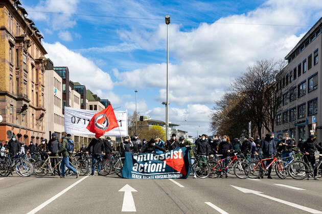 Demonstration von Querdenken 711 in Stuttgart 03.04.2021 Unter dem Motto: Das Jahr der Freiheit - Grundrechte sind nicht verhandelbar. demonstrieren Anhänger der Querdenken-Bewegung in Stuttgart. Gegendemonstranten versuchen auf Fahrrädern und zu Fuß die Demonstrationen zu blockieren.