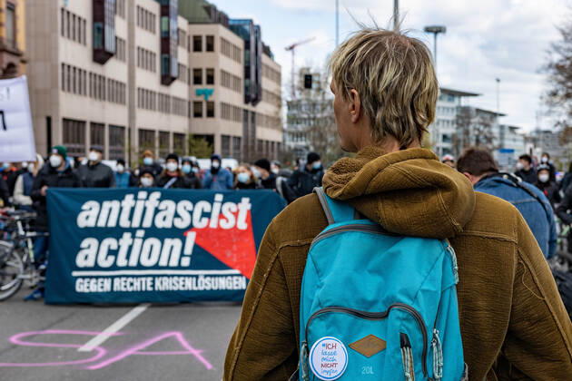Demonstration von Querdenken 711 in Stuttgart 03.04.2021 Unter dem Motto: Das Jahr der Freiheit - Grundrechte sind nicht verhandelbar. demonstrieren Anhänger der Querdenken-Bewegung in Stuttgart. Gegendemonstranten versuchen auf Fahrrädern und zu Fuß die Demonstrationen zu blockieren.