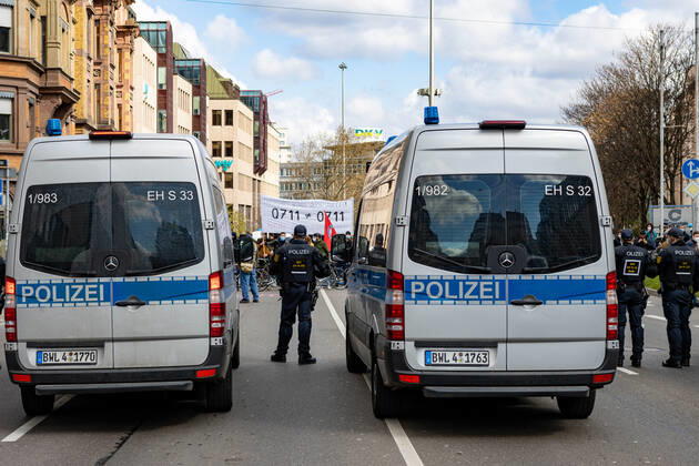 Demonstration von Querdenken 711 in Stuttgart 03.04.2021 Unter dem Motto: Das Jahr der Freiheit - Grundrechte sind nicht verhandelbar. demonstrieren Anhänger der Querdenken-Bewegung in Stuttgart. Gegendemonstranten versuchen auf Fahrrädern und zu Fuß die Demonstrationen zu blockieren.