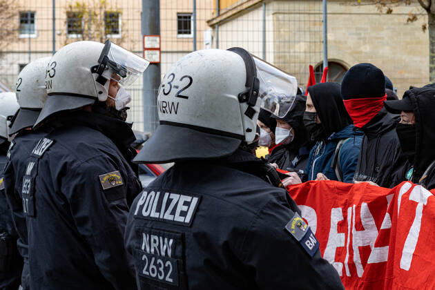 Demonstration von Querdenken 711 in Stuttgart 03.04.2021 Unter dem Motto: Das Jahr der Freiheit - Grundrechte sind nicht verhandelbar. demonstrieren Anhänger der Querdenken-Bewegung in Stuttgart. Gegendemonstranten versuchen auf Fahrrädern und zu Fuß die Demonstrationen zu blockieren.