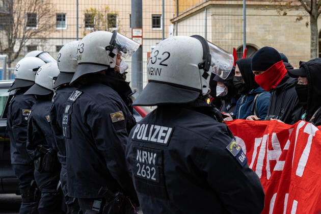 Demonstration von Querdenken 711 in Stuttgart 03.04.2021 Unter dem Motto: Das Jahr der Freiheit - Grundrechte sind nicht verhandelbar. demonstrieren Anhänger der Querdenken-Bewegung in Stuttgart. Gegendemonstranten versuchen auf Fahrrädern und zu Fuß die Demonstrationen zu blockieren.