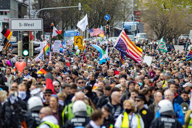 Demonstration von Querdenken 711 in Stuttgart 03.04.2021 Unter dem Motto: Das Jahr der Freiheit - Grundrechte sind nicht verhandelbar. demonstrieren Anhänger der Querdenken-Bewegung in Stuttgart. Gegendemonstranten versuchen auf Fahrrädern und zu Fuß die Demonstrationen zu blockieren.