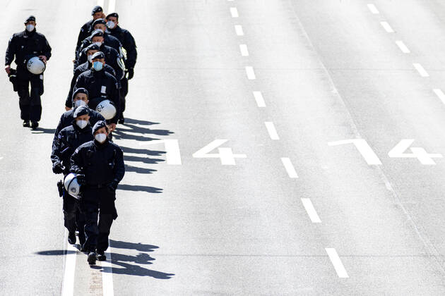 Demonstration von Querdenken 711 in Stuttgart 03.04.2021 Unter dem Motto: Das Jahr der Freiheit - Grundrechte sind nicht verhandelbar. demonstrieren Anhänger der Querdenken-Bewegung in Stuttgart. Gegendemonstranten versuchen auf Fahrrädern und zu Fuß die Demonstrationen zu blockieren.
