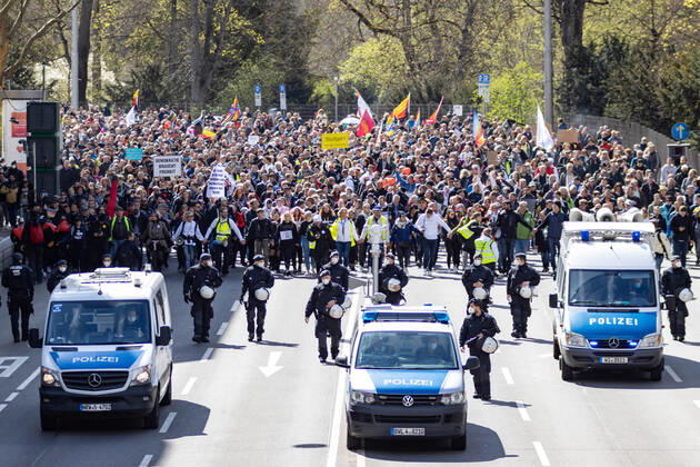 Demonstration von Querdenken 711 in Stuttgart 03.04.2021 Unter dem Motto: Das Jahr der Freiheit - Grundrechte sind nicht verhandelbar. demonstrieren Anhänger der Querdenken-Bewegung in Stuttgart. Gegendemonstranten versuchen auf Fahrrädern und zu Fuß die Demonstrationen zu blockieren.