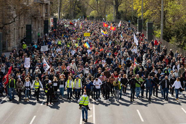 Demonstration von Querdenken 711 in Stuttgart 03.04.2021 Unter dem Motto: Das Jahr der Freiheit - Grundrechte sind nicht verhandelbar. demonstrieren Anhänger der Querdenken-Bewegung in Stuttgart. Gegendemonstranten versuchen auf Fahrrädern und zu Fuß die Demonstrationen zu blockieren.