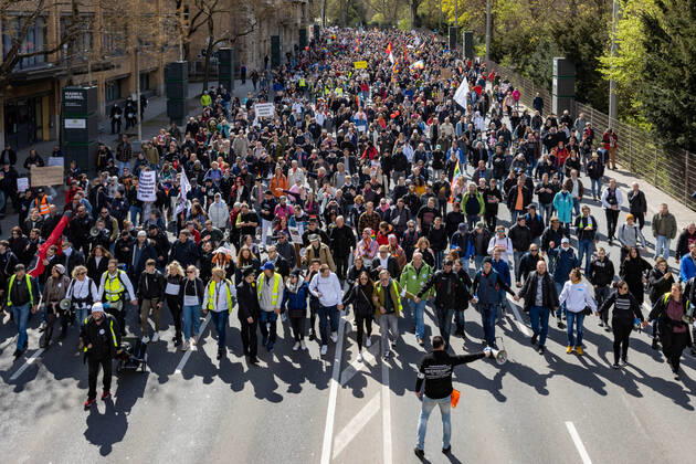 Demonstration von Querdenken 711 in Stuttgart 03.04.2021 Unter dem Motto: Das Jahr der Freiheit - Grundrechte sind nicht verhandelbar. demonstrieren Anhänger der Querdenken-Bewegung in Stuttgart. Gegendemonstranten versuchen auf Fahrrädern und zu Fuß die Demonstrationen zu blockieren.