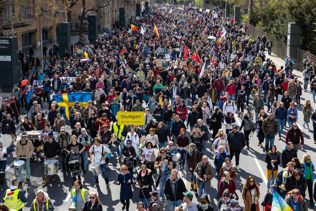 Demonstration von Querdenken 711 in Stuttgart 03.04.2021 Unter dem Motto: Das Jahr der Freiheit - Grundrechte sind nicht verhandelbar. demonstrieren Anhänger der Querdenken-Bewegung in Stuttgart. Gegendemonstranten versuchen auf Fahrrädern und zu Fuß die Demonstrationen zu blockieren.