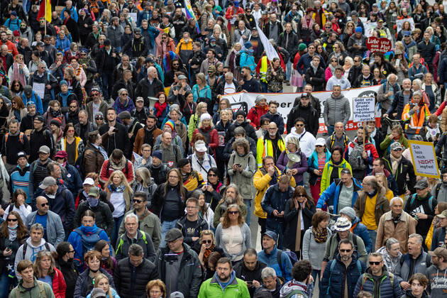 Demonstration von Querdenken 711 in Stuttgart 03.04.2021 Unter dem Motto: Das Jahr der Freiheit - Grundrechte sind nicht verhandelbar. demonstrieren Anhänger der Querdenken-Bewegung in Stuttgart. Gegendemonstranten versuchen auf Fahrrädern und zu Fuß die Demonstrationen zu blockieren.
